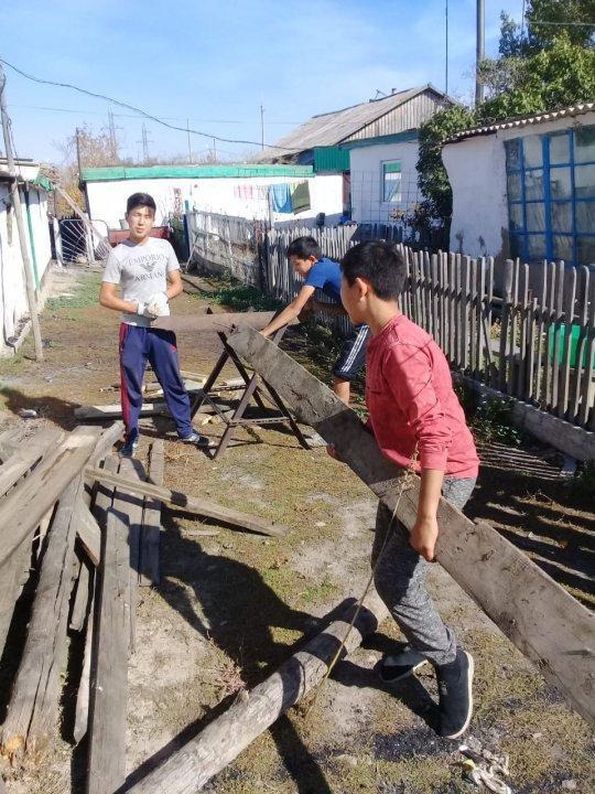 "ТИМУРОВСКАЯ"команда.1 октября 2018г.помогли с дровами Оспановой  Кульзаде апа