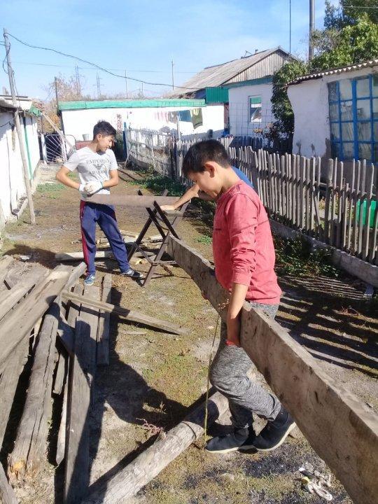 "ТИМУРОВСКАЯ"команда.1 октября 2018г.помогли с дровами Оспановой  Кульзаде апа