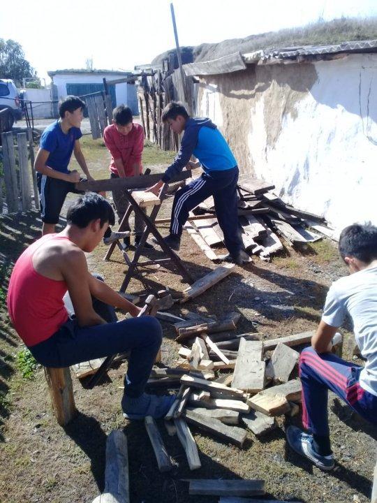 "ТИМУРОВСКАЯ"команда.1 октября 2018г.помогли с дровами Оспановой  Кульзаде апа