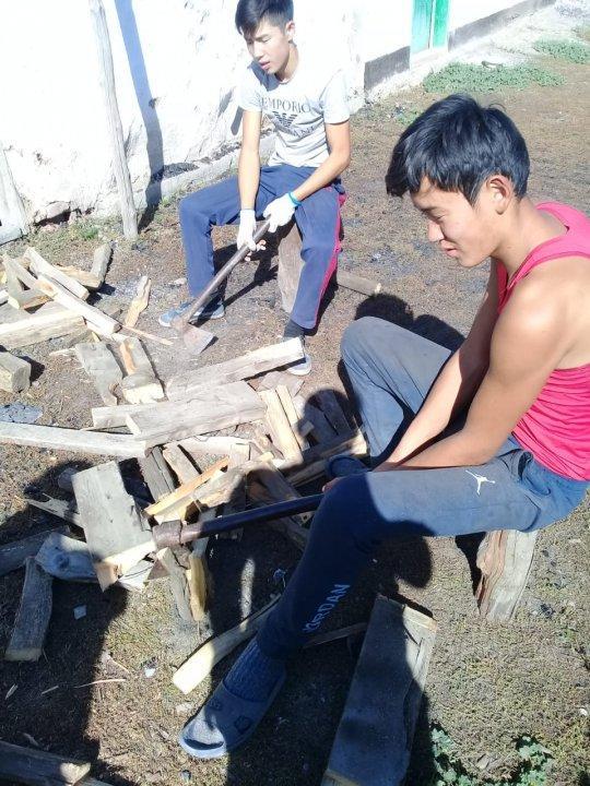 "ТИМУРОВСКАЯ"команда.1 октября 2018г.помогли с дровами Оспановой  Кульзаде апа