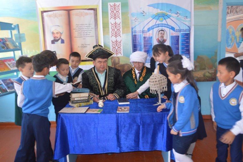 Қазақ халқының ұлы ақыны,ағартушысы Абай Кұнанбайұлының 175ж.мерейтойын мен Әбу Нәсір әл-Фарабидің 1150ж.мерейтойына арналған "Ұлылар үндестігі" атты қазақ,орыс және ағылшын тілдері апталығының ашылуы.