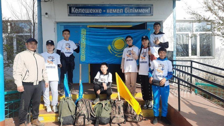 25 қазан Республика күніне арналған «Жалауын желбіреткен - Қазақстан»атты туристік науқан. Жетекшісі-Магапуров А.Е.