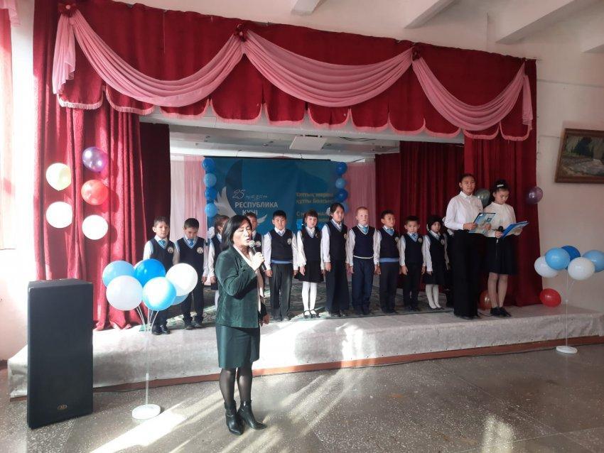 "Республика күні". МЕРЕКЕЛІК КОНЦЕРТ. "25-қазан Республика күні"  мерекелік концерт өтті. Осы мерекелік концертте ауыл әкімі Ж.Есембаева көп жылғы табысты еңбегі үшін белсенді азаматтық ұстанымы  үшін мекеме қызметкерлерін арнайы құттықтады.