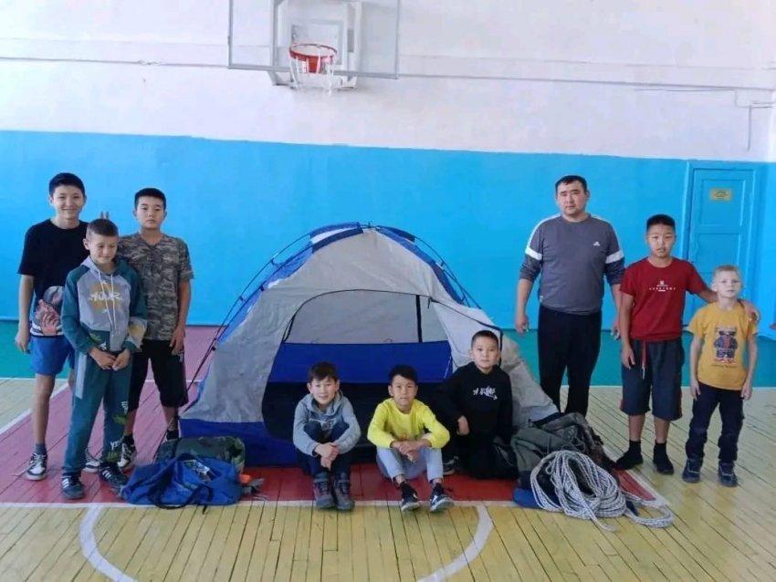 Күзгі демалыс жоспары бойынша , экологиялық туризм жетекшісінің "Шатыр құрып үйренейік" атты жұмыс жоспары өткізілді. Жетекшісі: Магапуров А. Е.