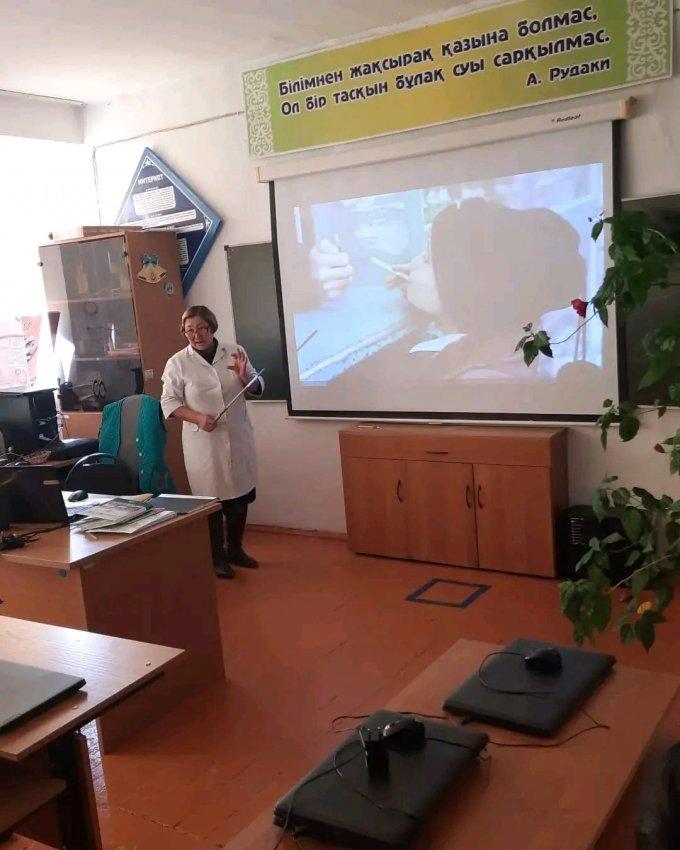 Профилактическая лекция для старшеклассников о вреде курения,алкоголя и наркотических веществ проведена в школе  медицинским работником-ТураровойС.Б.